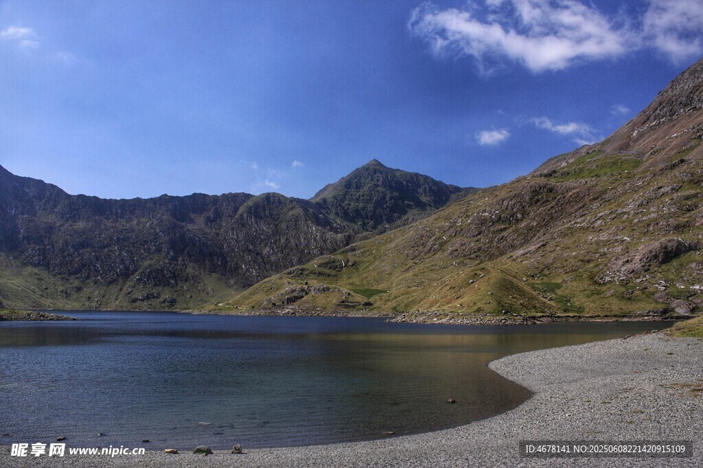 山间湖畔美景
