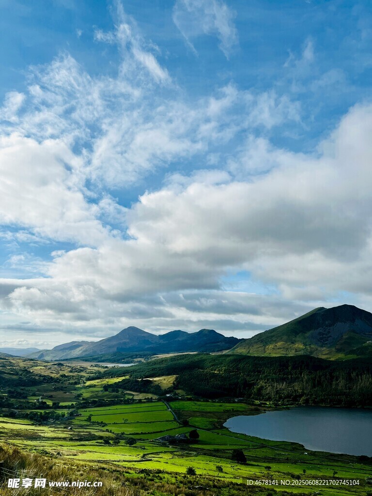 山间湖畔美景