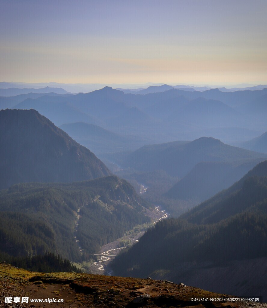 山峦叠嶂间的壮美山谷