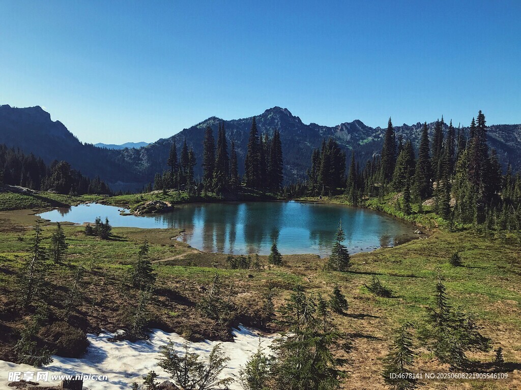山间碧湖美景
