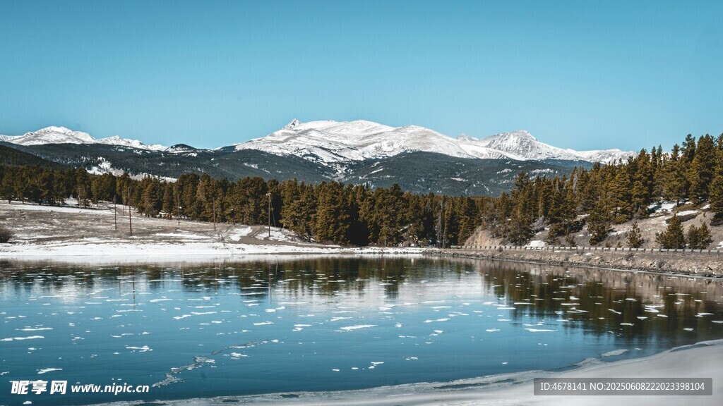 雪山下的宁静湖泊