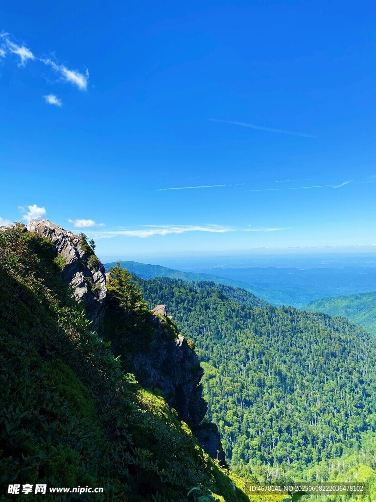 山巅美景俯瞰葱郁绿野