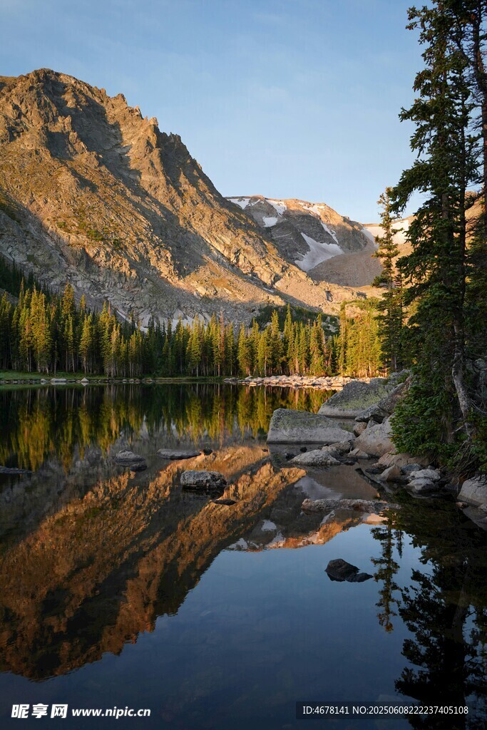 山间静谧湖景