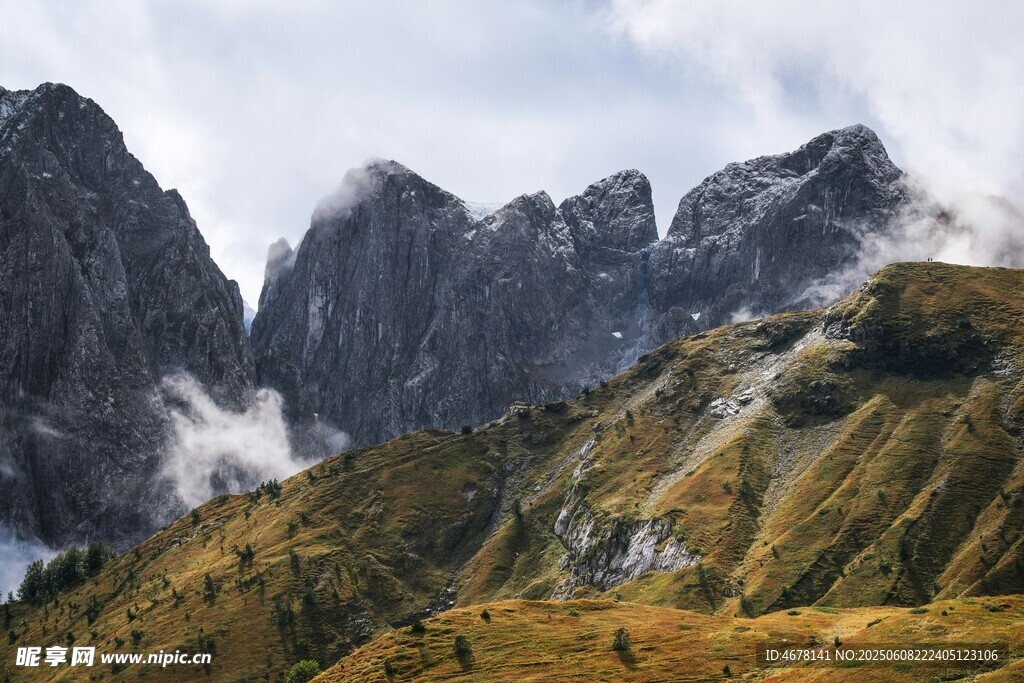 壮丽山峦云雾缭绕美景