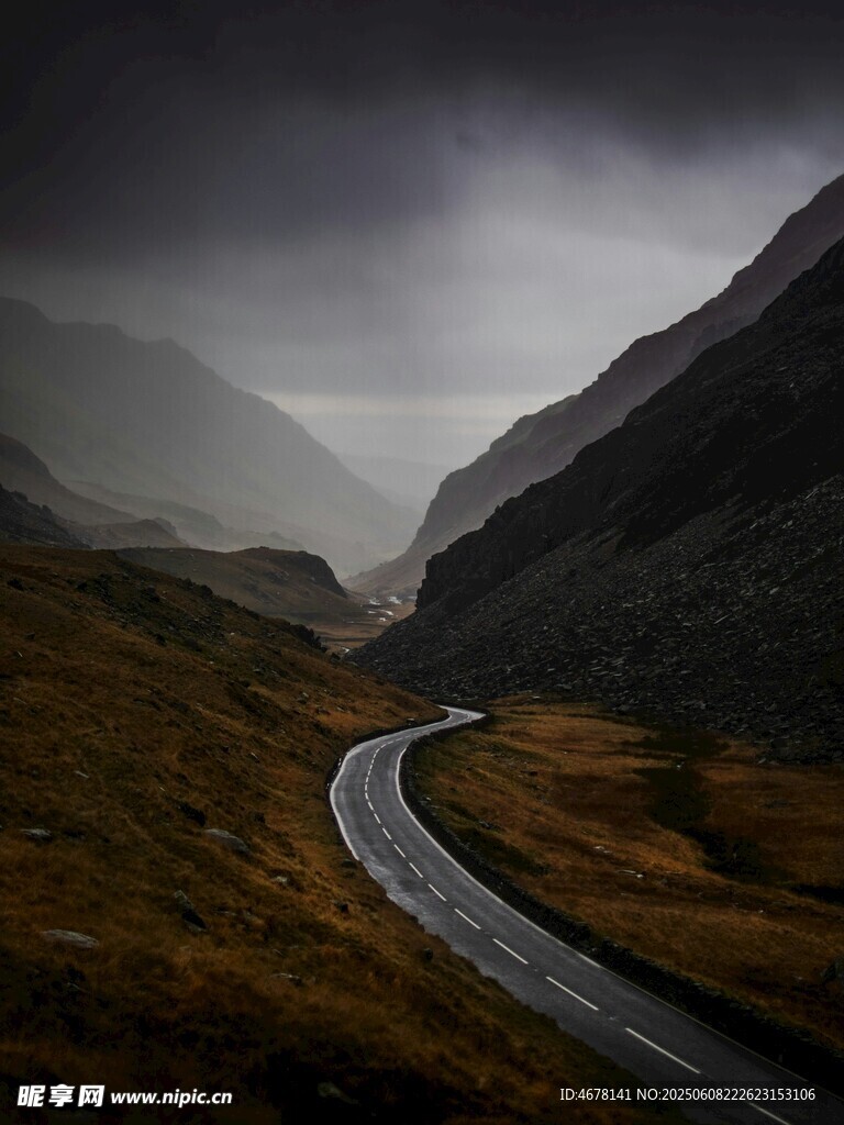 山间蜿蜒公路的朦胧景致