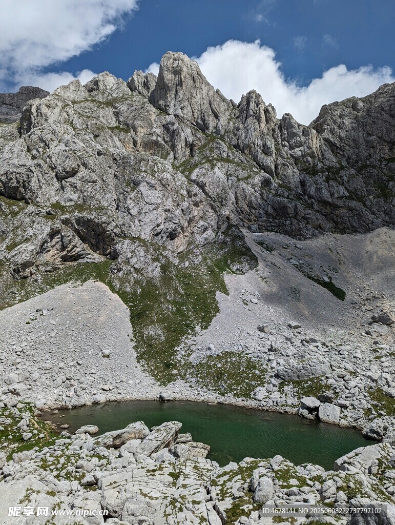 山间碧湖与嶙峋山石