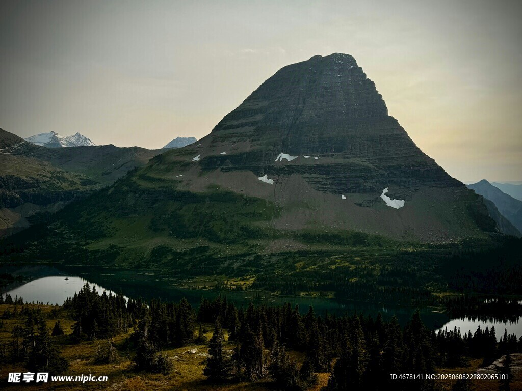 巍峨山峦与葱郁植被景观