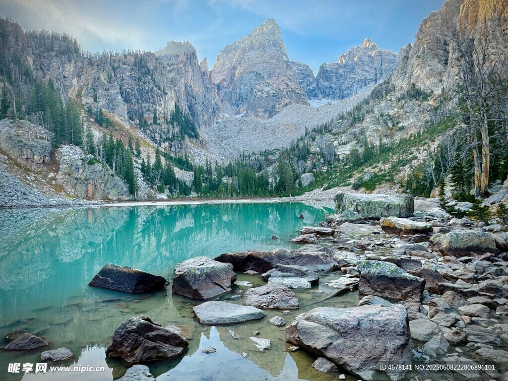 山间碧湖美景