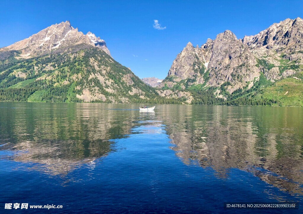 宁静山水间的绝美湖景