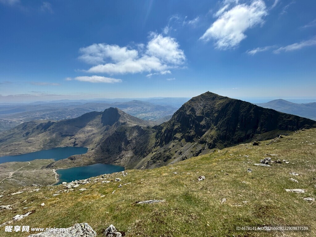 高山湖泊壮美风光