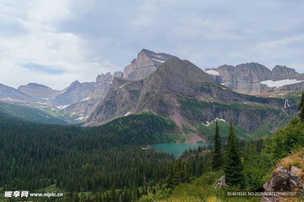 山间美景 湖泊与巍峨山峦