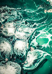 汹涌海浪中的奇幻泡沫景观