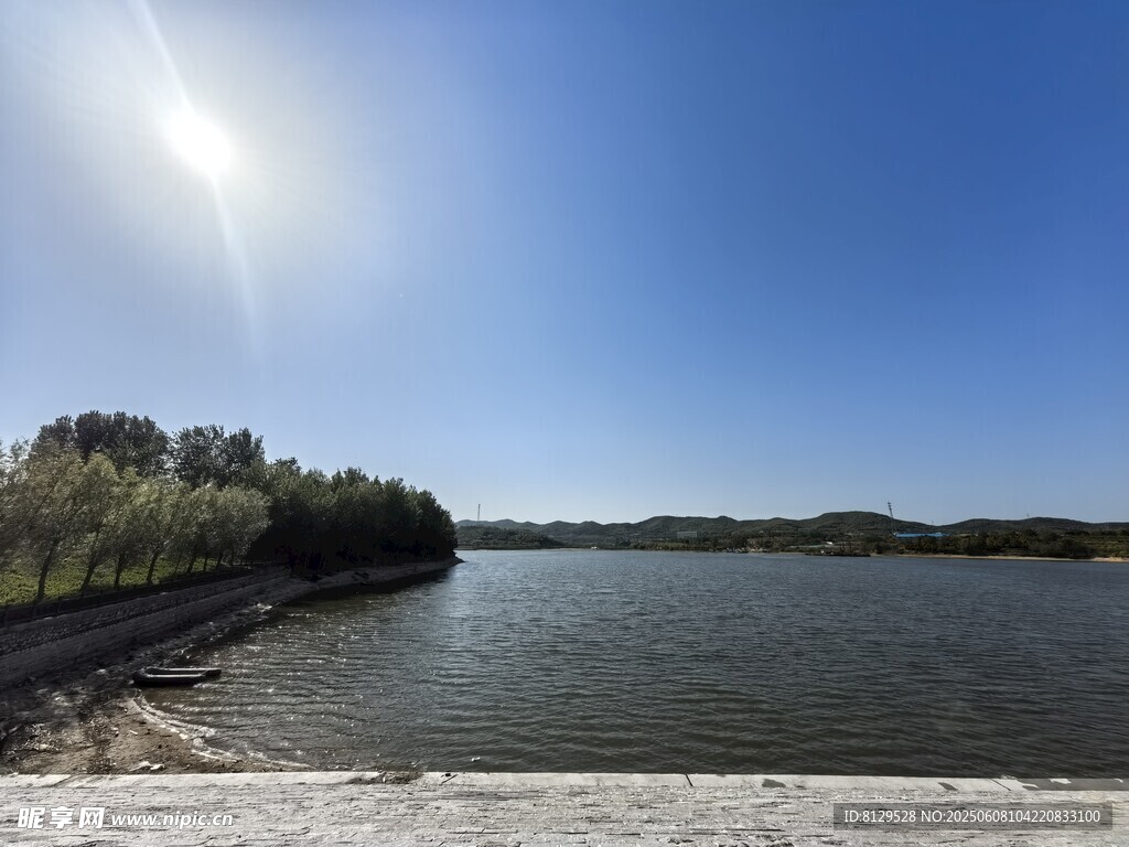 河畔阳光美景