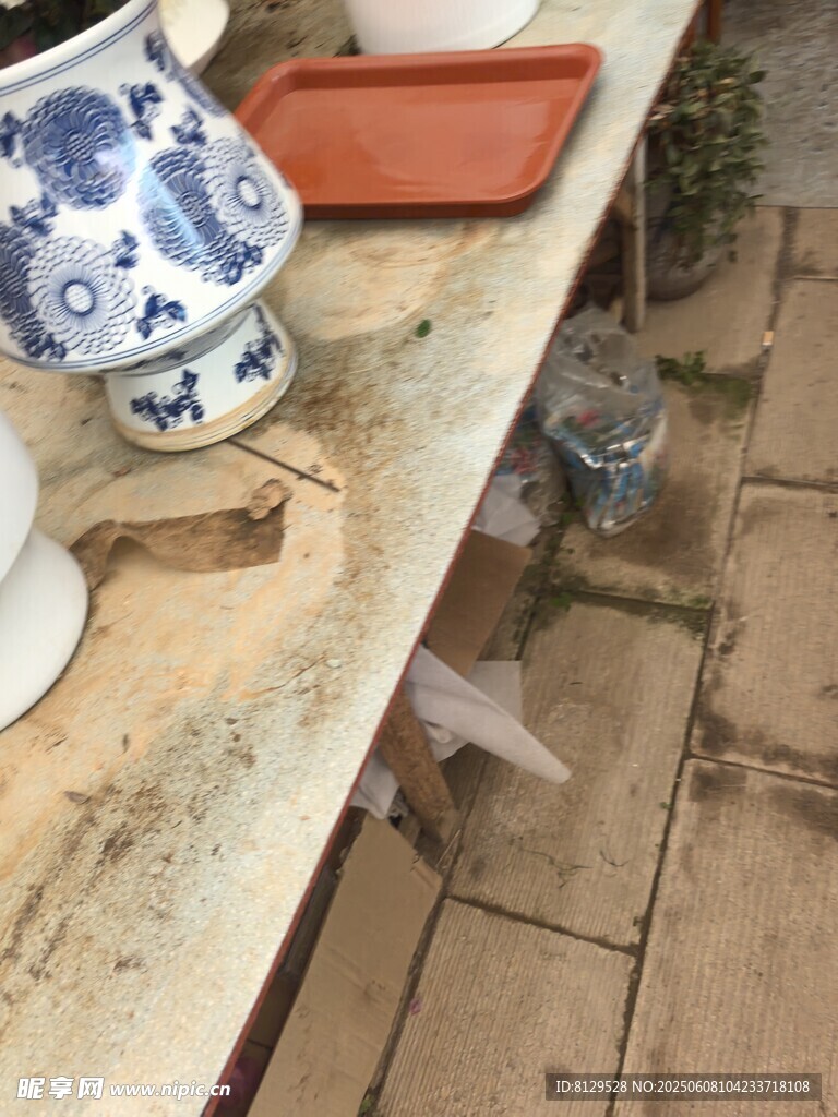古旧瓷片等物件摆放在台