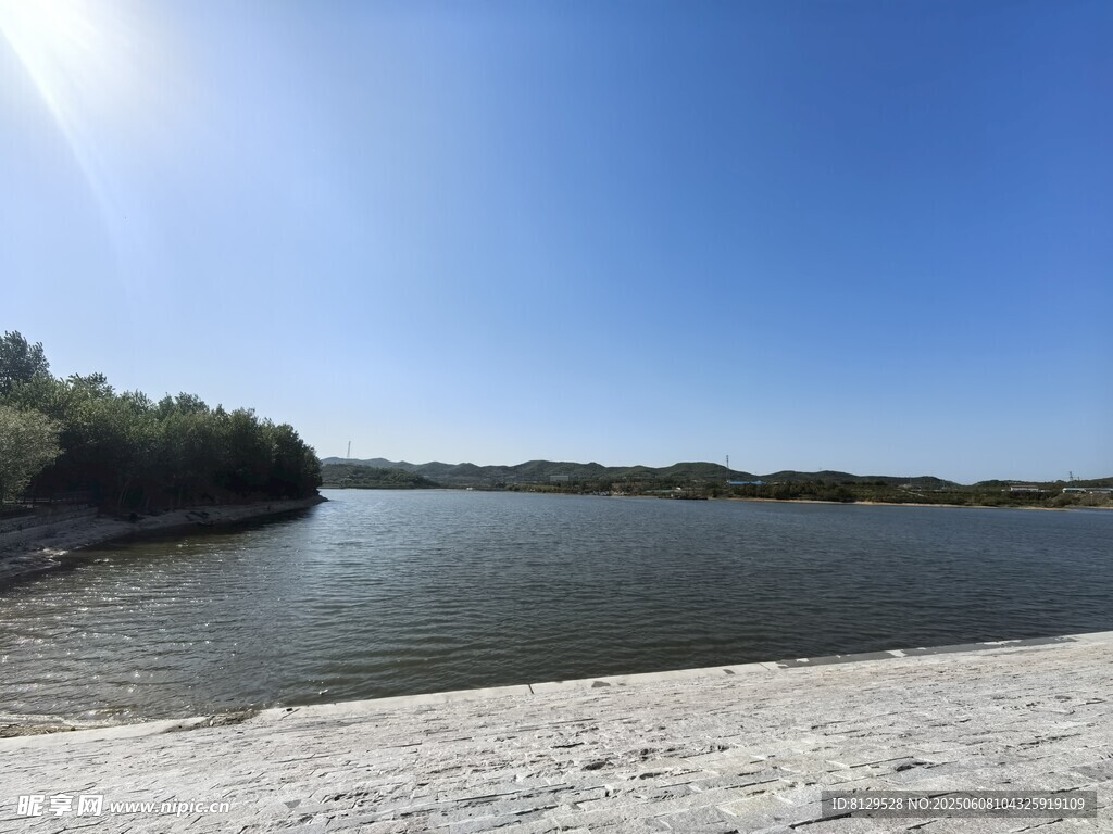 湖畔沙滩美景