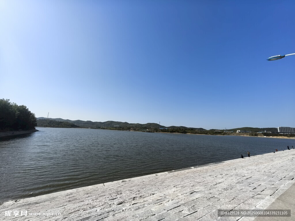 湖畔风光 蓝天碧水景致美