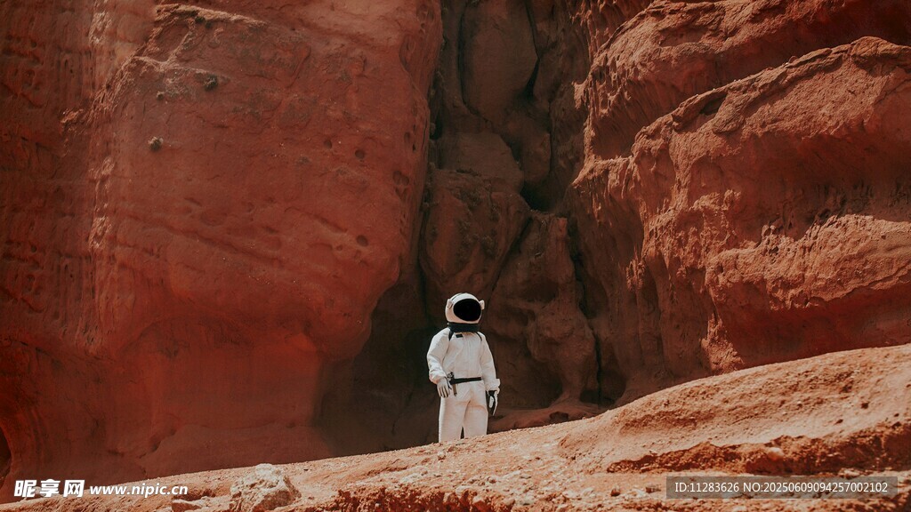 火星地貌中的宇航员身影