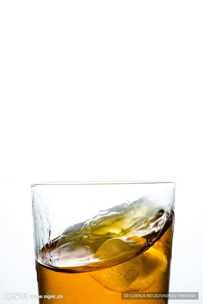 加冰琥珀色饮品玻璃杯