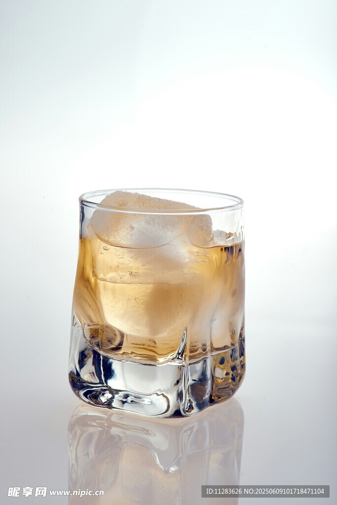 加冰威士忌酒杯特写