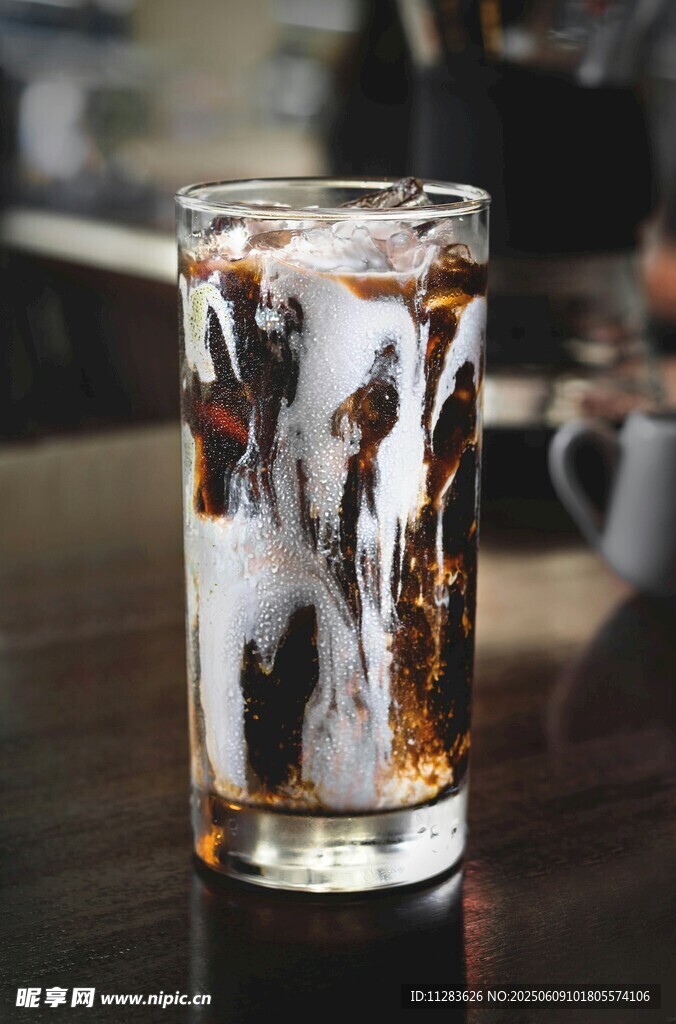 冰爽可乐玻璃杯中的清凉