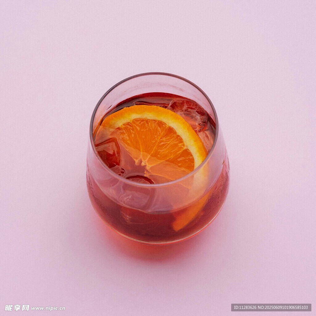 粉红饮品配橙片与冰块
