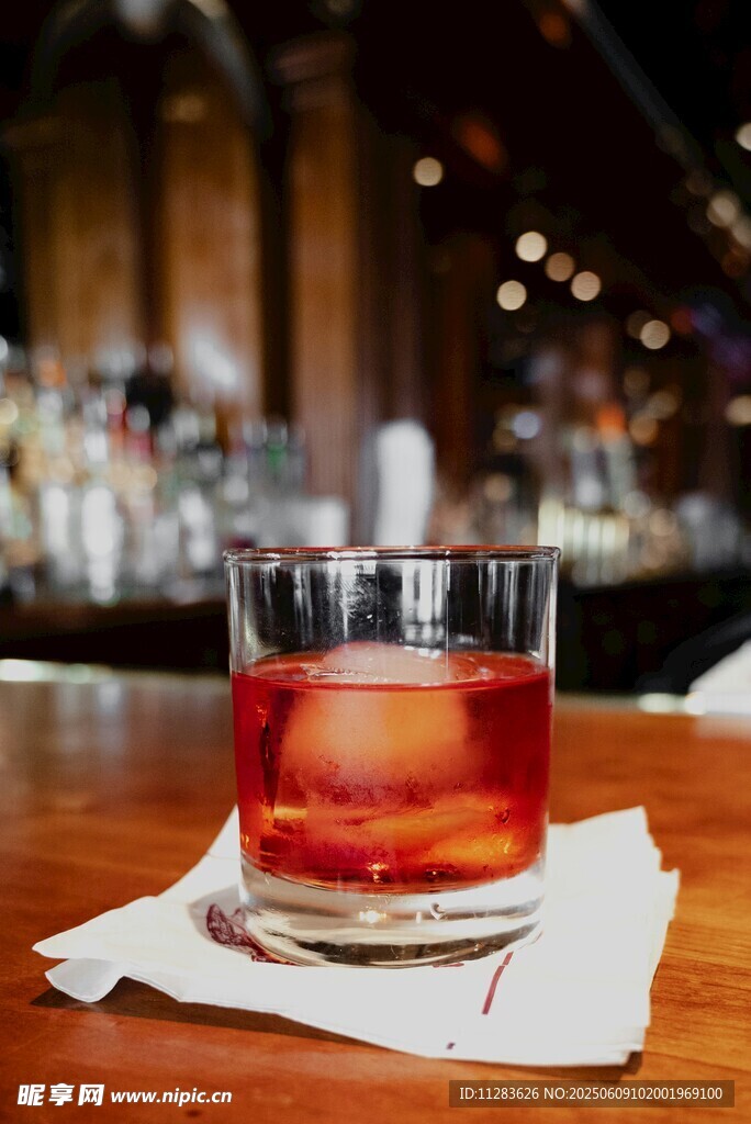 酒吧中的一杯红色鸡尾酒