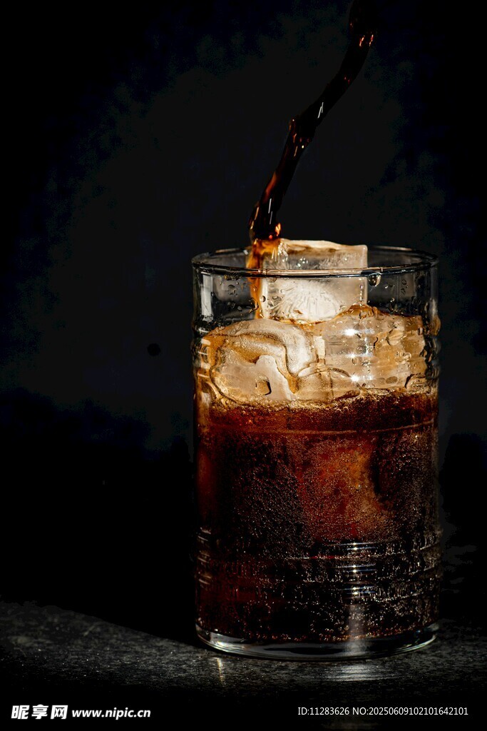 可乐倒入加冰玻璃杯