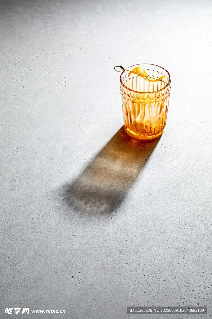 阳光下的透明橙色玻璃杯