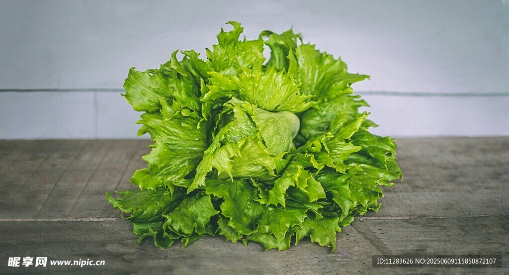 新鲜生菜摆放在木质表面
