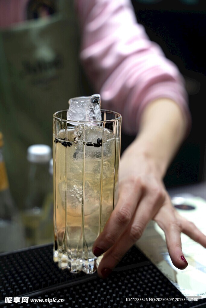 调酒师调制特色冰饮