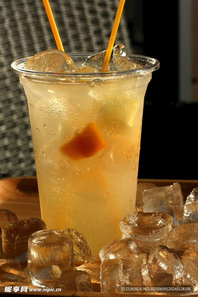 冰爽果味鸡尾酒