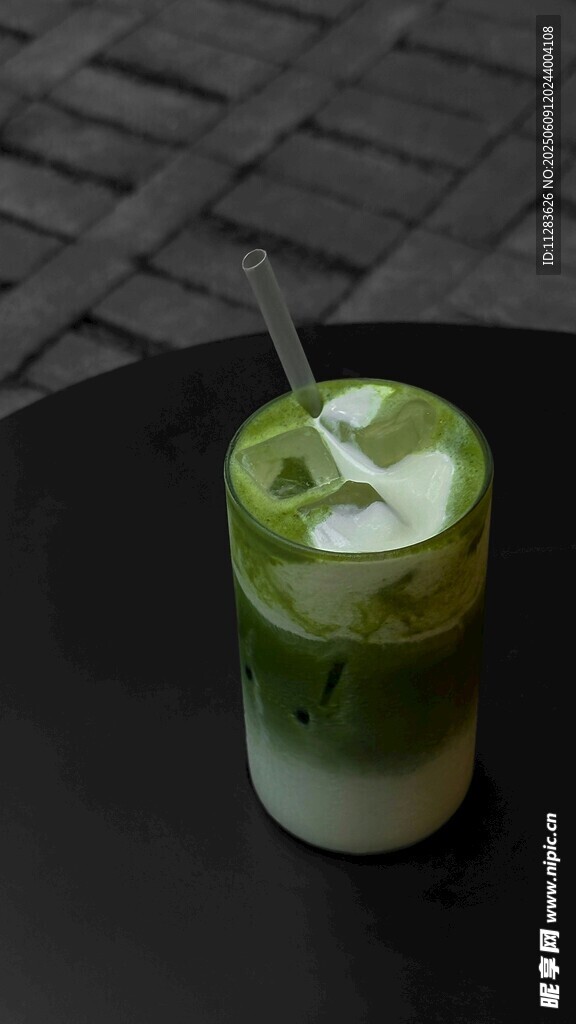 抹茶分层饮品配吸管