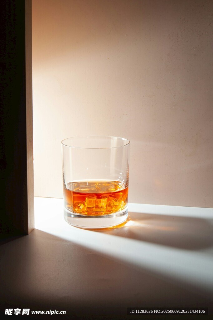 窗边的威士忌酒杯
