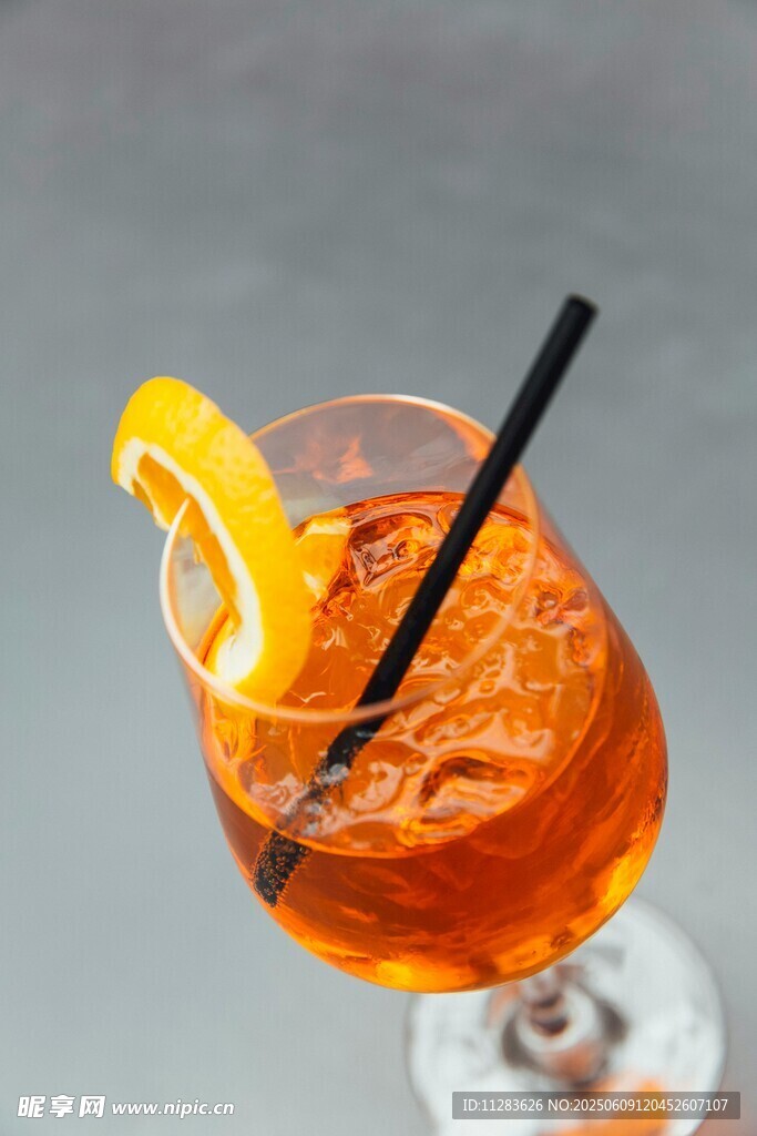 橙片装饰的美味鸡尾酒