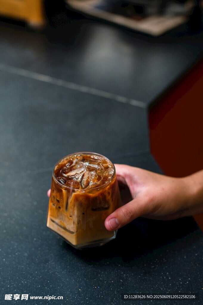 手持精美传统月饼