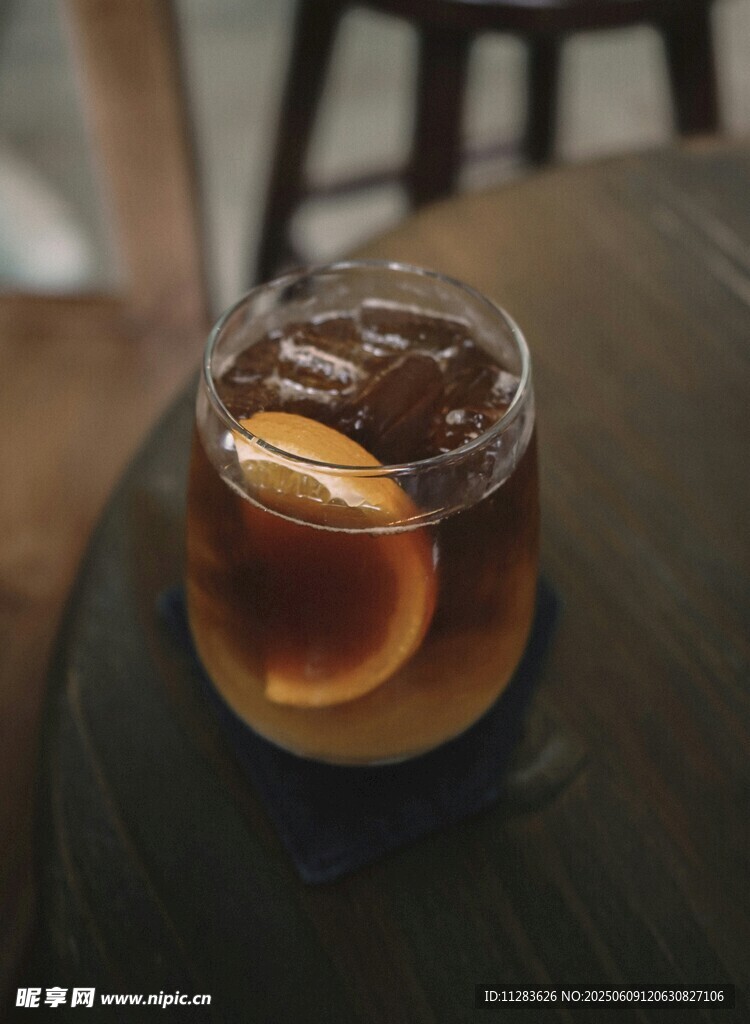 杯中橙片配深色饮品
