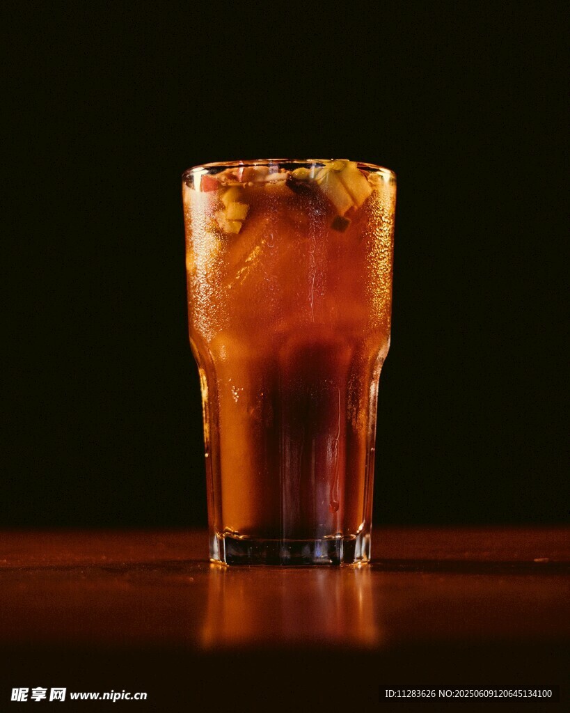 冰爽可乐玻璃杯特写