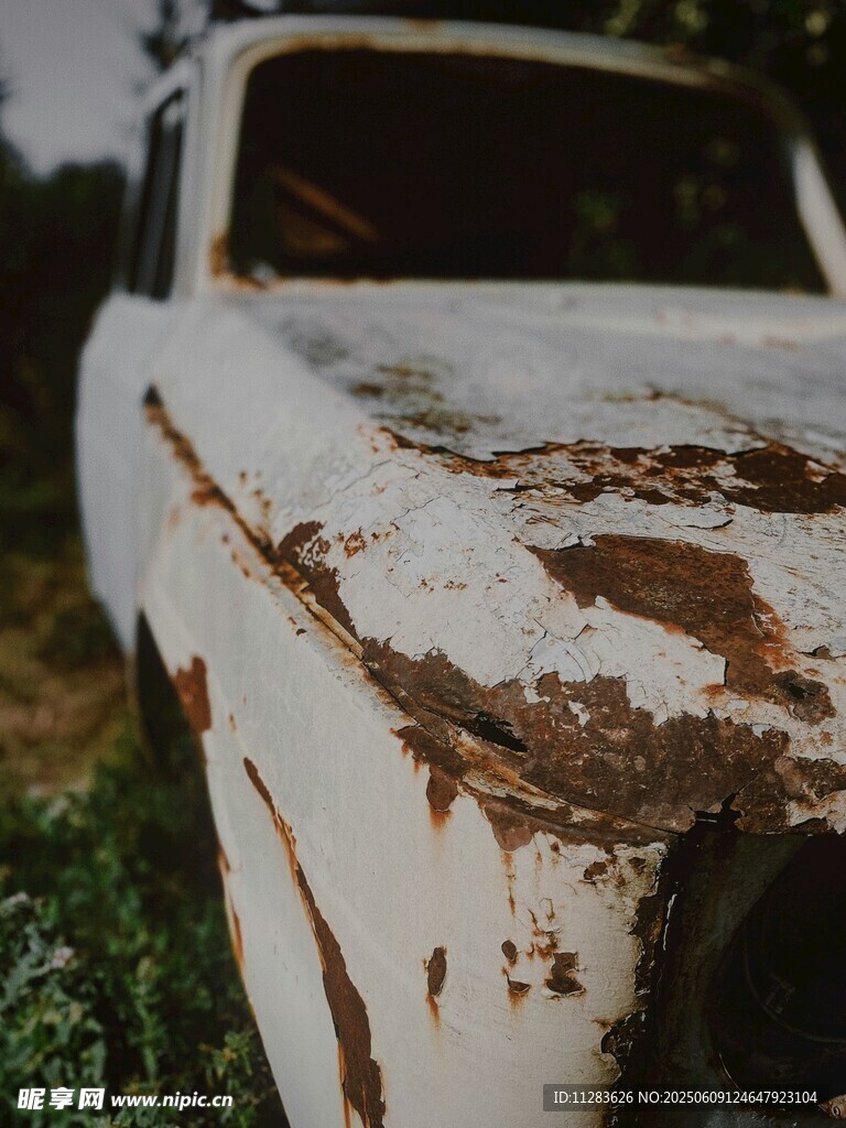 废弃生锈的白色旧汽车