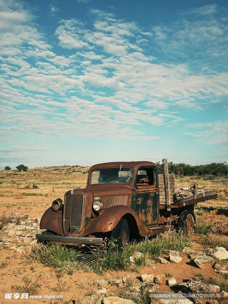荒野中的老旧卡车