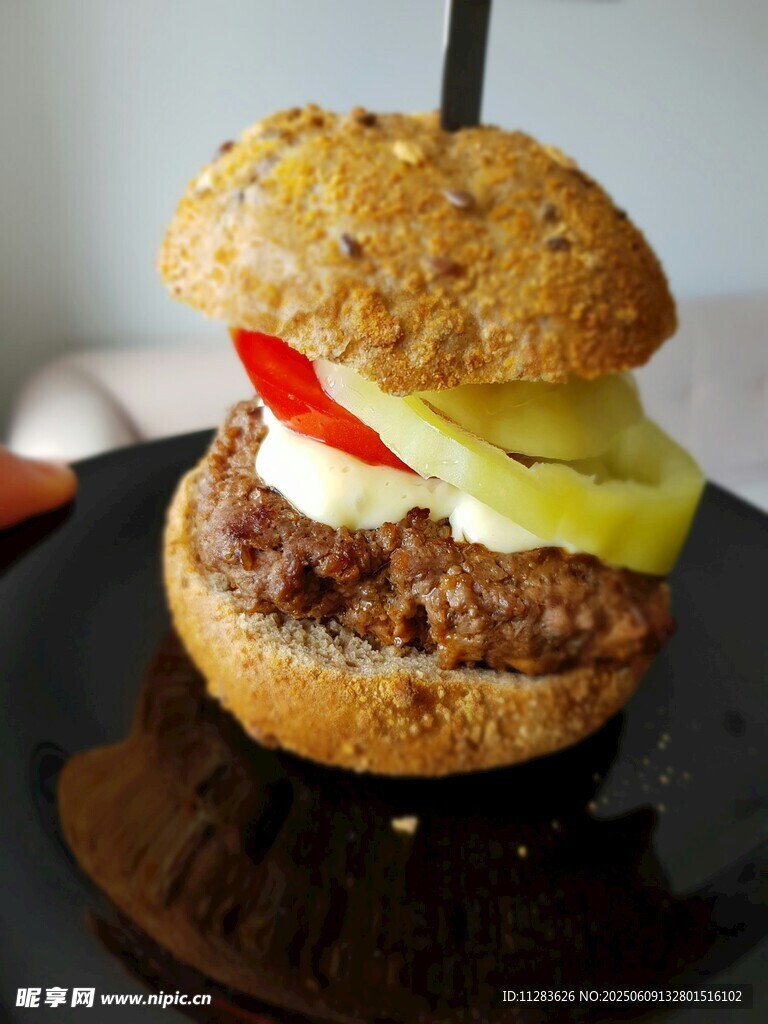 美味多汁的牛肉汉堡