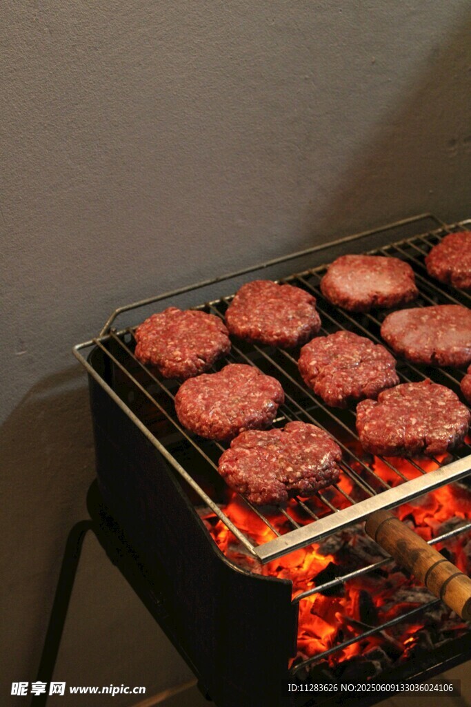炭火上烤制的美味牛肉饼