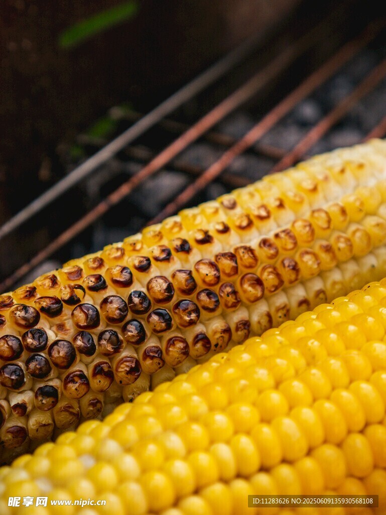 烤架上的美味烤玉米