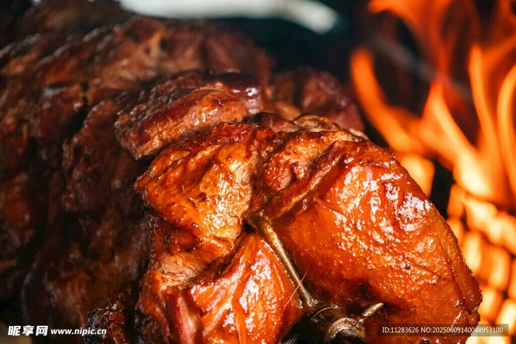 炭火上的美味烤肉