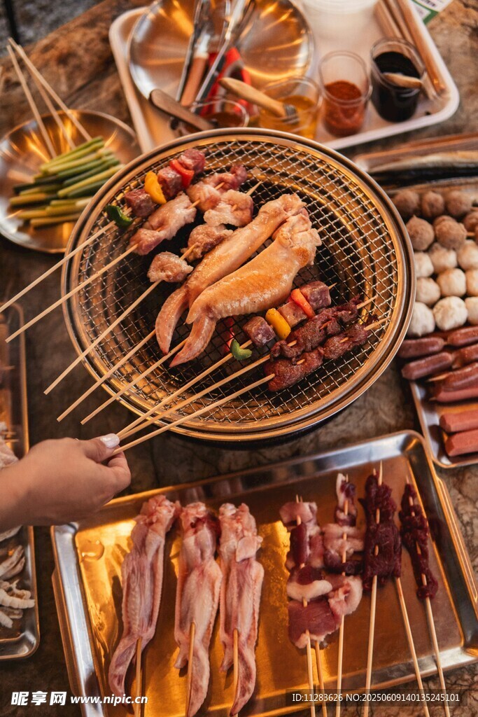 丰盛户外烧烤美食场景