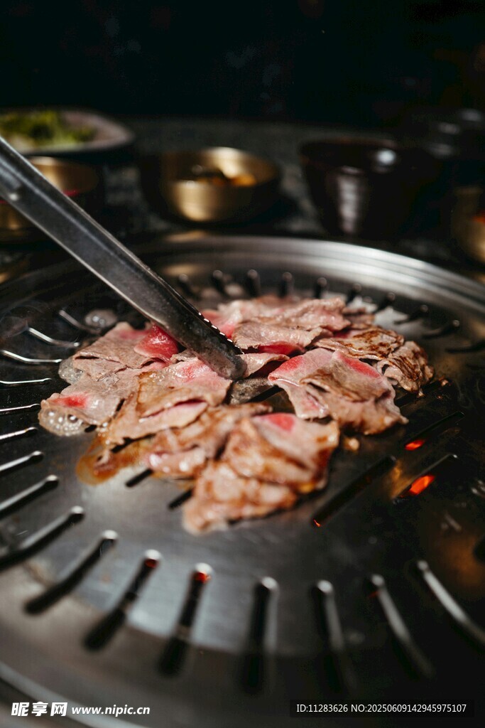 韩式烤肉现场烹饪瞬间