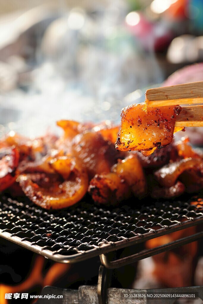 炭火上的美味烤肉