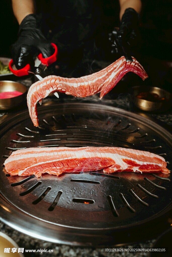 炭火上的鲜嫩烤肉