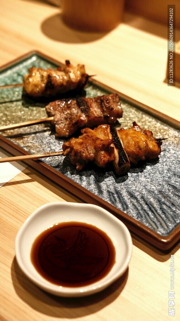 美味烤串配蘸料