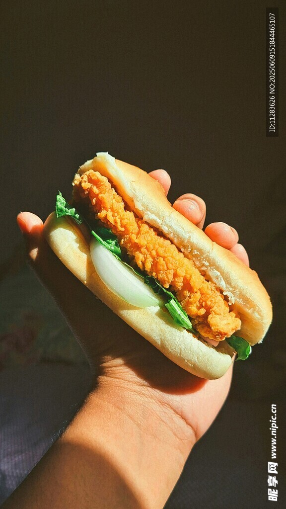 手持美味鸡肉夹心汉堡