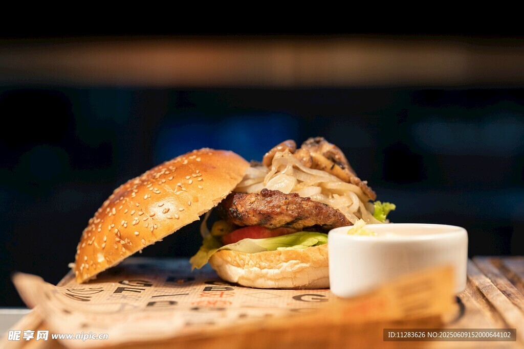 美味牛肉汉堡搭配小食